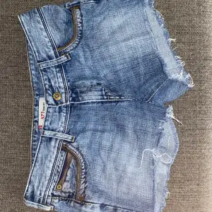 Jättesnygga jeansshorts från Levis med snygga skinndetaljer som jag säljer för de har blivit för små 💕 st S/M och midjemått 82cm runt om. Hör av er vid frågor