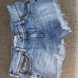 Jeansshorts💕 - Jättesnygga jeansshorts från Levis med snygga skinndetaljer som jag säljer för de har blivit för små 💕 st S/M och midjemått 82cm runt om. Hör av er vid frågor