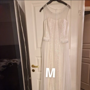 Fest klänningar  - Första klänningen i M 700kr Andra klänningen i xs 1000kr (oanvänd)  Blå klänning i M 1500kr Klänning i S 1500 (oanvänd) Sista Klänningen för 1200kr  