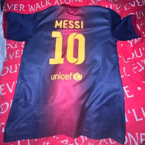 Messi FC Barcelona Tröja - Storlek: XS Säljer då jag har växt ur den Perfekt till sommaren!