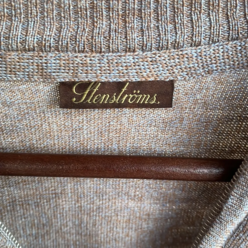 Riktigt snygg stenströms tröja,  Inga tecken på användning  Färgen är som sand möjligtvis lite brunare  Storlek L men sitter mer som en M. Tröjor & Koftor.