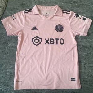 Fotboll tröja  - Messi mami tröja rosa använd 1 gång och märkte att de it va min still 