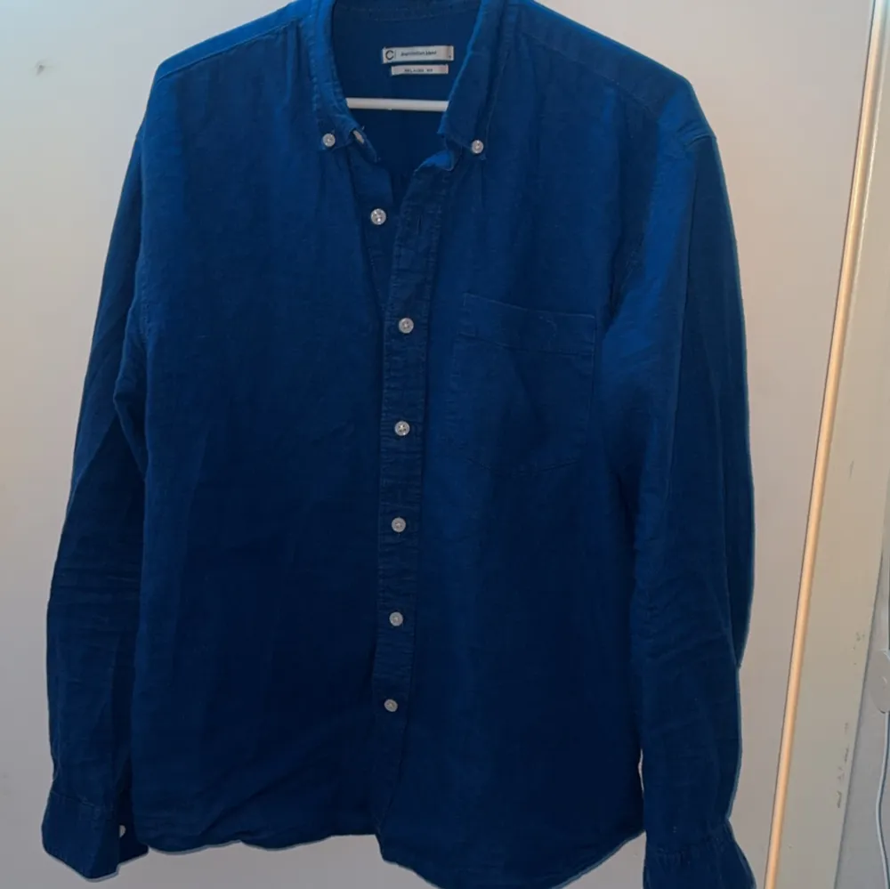 Tjena! Säljer en riktigt snygg linne skjorta till sommaren size M condition 8/10. Skjortor.