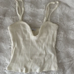 Ribbat linne Zara - Säljer min beige/vita topp/linne från Zara. Den är i storlek S och i väldigt bra skick!