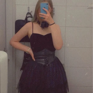 Kort, svart klänning - Kort, svart klänning från h&m som tyvärr är för kort för mig. I första fotot har jag en kjol (som jag också säljer på min profil😉) mellan underkjols delen och tyllagret.