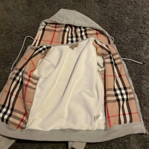 Burberry hoodie  - Sälja då den inte passar mig längre, väldigt bra skick haft den i 2 månader och har inga syndliga skador, skickar den med tagg och påse! 