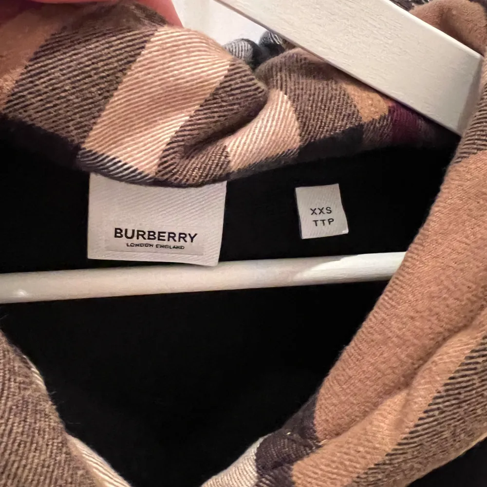 Burberry hoodie st xxs passar som en xs tycker jag . Hoodies.