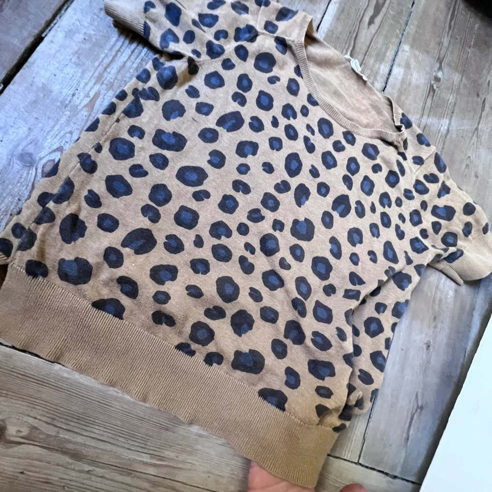  Jätte jättefin Leopard tröja Leopard är inne nu hahha, tyvärr är denna lite stor för mig😭 jätte fin och får mycket komplimanger 💕💕💕pris kan diskuteras!!! . Toppar.