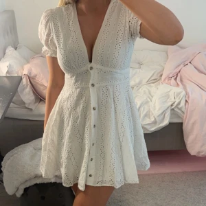 Vit klänning  - Jättefin studentklänning från NA-KD som var köpt här på plick för 350kr! Storlek 40 men sitter lite mer som 38. Säljer om då jag har ingen användning av den längre 🤍 användes bara en gång av mig (på studenten) skriv för fler bilder 💕