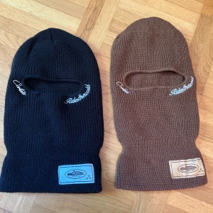 Corteiz Bally (brun, svart) - Corteiz Knit Bally. Köpt från Mystery Drop. Har kvitto och orderbekräftelse. Priset för att köpa endast en är 250kr. Kontakta för mer info.