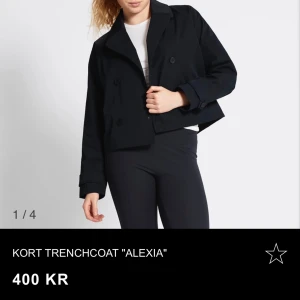 Kort kappa från lager stl xs - Helt ny med lapp kvar! Jättefin svart kort kappa från lager 157, stl xs men som en s