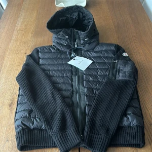 Moncler Cardigan - Tja! Säljer nu min Moncler cardigan. Säljer den då jag inte använder den. Skick 9/10 använd ett par fåtal gånger men inga defekter på den. Perfekt nu till våren/sommaren. hör av dig vid funderingar 😊