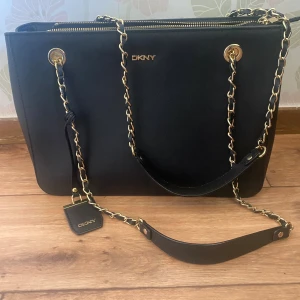 DKNY Väska - Väskan är i bra sick, köpte denna för ungefär 4 år sedan från Rizzo. Använt den 3 gånger. Säljer den för 500 kr, pris kan även diskuteras om ni vill köpa den billigare. För mer bilder på väskan skriv gärna till mig🫶🏾