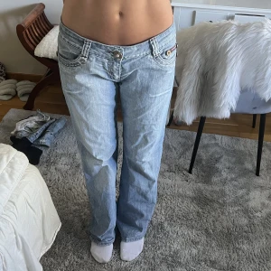 Lågmidjade jeans - Lågmidjade jeans, köpta second hand. Är 170 cm, storlek s/m