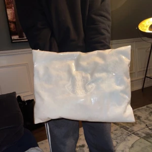Moncler datorfodral - Ett datorfodral i otroligt skick, som ny.  Köpt på nk Göteborg. Nypris: 2999. Hör gärna av dig vid frågor eller funderingar!