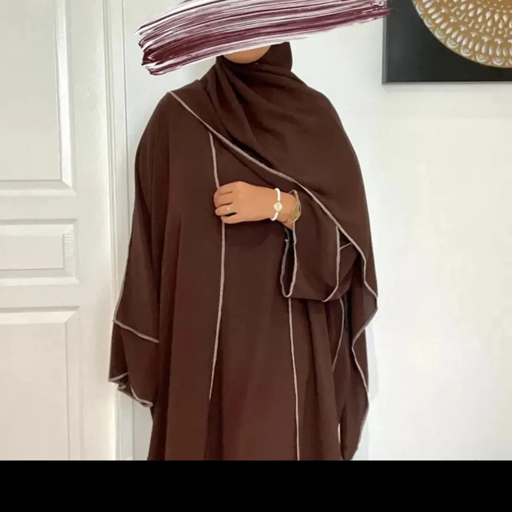 Hej, detta är en 3 sett abaya där underklänning och sjal ingår, den är helt ny, paketet kom igår och hade beställt för många, de finns i både svart och brun… kontakta mig för storlek för de beror på din längd💕. Klänningar.