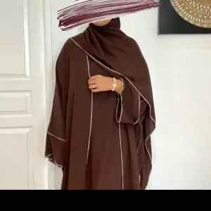 Hej, detta är en 3 sett abaya där underklänning och sjal ingår, den är helt ny, paketet kom igår och hade beställt för många, de finns i både svart och brun… kontakta mig för storlek för de beror på din längd💕