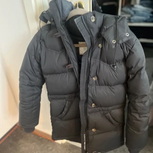 BOOMERANG JACKA STORLEK XXS  - Säljer nu min fina boomerang vinter jacka för ett väldigt bra pris. Knappt använd och säljer pågrund av nytt köp av ny jacka.  Extremt varm och bekväm och lite större i storleken, kan tänka mig att diskutera pris vid snabb och smidig affär.