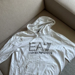 Armani hoodie vit storlek M - Jag köpte den för 2600kr och säljer den för 450kr för att jag aldrig använder den. Diskuterbart spris. 