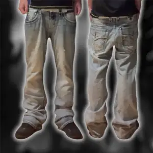 Rock revival jeans med ”slim boot” fit men passar rätt så baggy ändå. Inga major defekter och bra skick. Kom dm om du har nån fråga💵💎pris diskuterbart💎💵