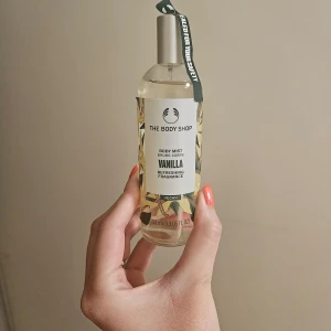 The body shop vanilla bodymist - Nästan helt ny endast testat 2 gånger men doften passade inte mig, lappen är lös men så har den varit sen jag köpte den.