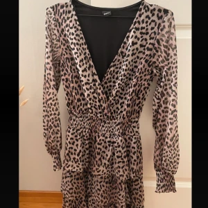 Klänning  - En jättefin leopard mönstrad klänning 💗💗