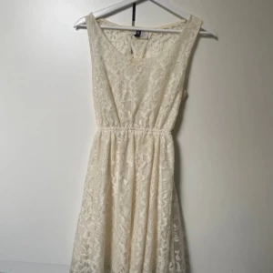 Spetsklänning - Skirt tyg, den sista bilden är tagen i ljus för att visa detta. Märkt strl 38, uppskattar den mer som strl 36. Kolla gärna in mina andra annonser för samfrakt. Katt finns i hemmet (allergivänlig ras).