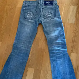 Säljer mina jättesnygga Victoria Beckham jeans då de blivit för små, de är lågmidjade och utsydda till bootcut med det är inget man tänker på, säljer endast via köp nu och priset går att diskutera!
