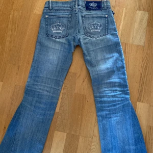Victoria Beckham jeans  - Säljer mina jättesnygga Victoria Beckham jeans då de blivit för små, de är lågmidjade och utsydda till bootcut med det är inget man tänker på, säljer endast via köp nu och priset går att diskutera!