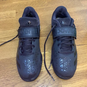 Adidas skor - Jättefint skick, använd fåtal gånger 