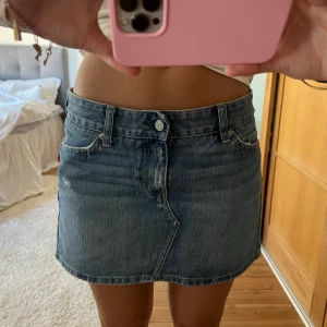 Lowwaist mini kjol - Jättesöt blå jeans kjol som är lowwaist och kort!❤️❤️midjemått 40, längd 32