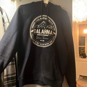 Sparsamt använd hoodie från DALARNA. Mörkblå och som ny:)