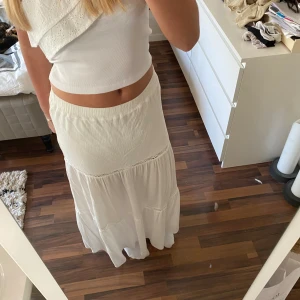 Vit långkjol - Säljer denna perfekta långkjol till sommaren i bra skick💖Jag är 167 cm lång, för fler frågor kom dm