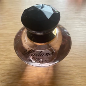 Parfym  - Parfym från la rive knappt använd.🌸