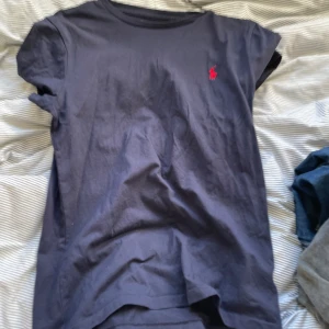 Ralph lauren T-Shirt - Den är för liten för mig nu, använt fåtal gånger så i väldigt gott skick! 