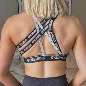 Gymshark sport-bh - Säljer min sjukt snygga sport-bh! Bra skick, sparsamt använd. Säljer pga har för många andra🦋