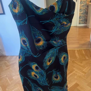 Klänning  - Klänning säljes då den inte kommer till användning🌻 storlek 38