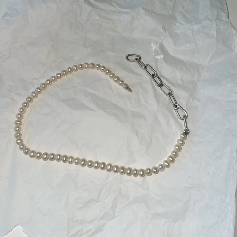 Hej, Säljer nu mitt pärlhalsband som jag inte har någon användning av längre.  Använt fåtal gånger  Nypris 2900kr 45 cm . Accessoarer.