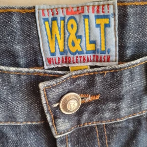 W&LT Walter van Beirendonck jeans 32 - Jeans från den belgiske designern Walter van Beirendonck (Antwerpen 6). Vän och mentor åt b la Raf Simons, Dries van Noten osv osv.  Otroligt fina jeans från hans W&LT (Wild & Leathal Thrash)-linje. Grym passform och modell i storlek 32.