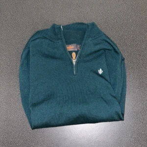 Morris zip  - Säljer en go Morris zip knappt använd då den va för liten strl m men passar s Ny pris :1799kr