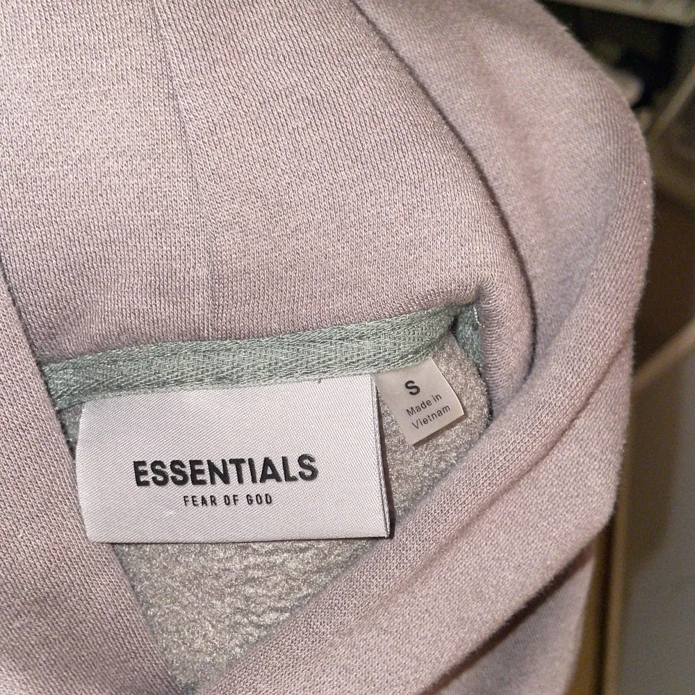 Säljer min essentials hoodie då den är för liten för mig. Endast använd 1 gång så nyskick.. Hoodies.