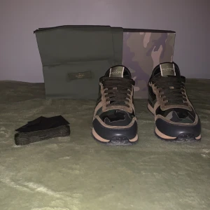 Valentino skor - Tja säljer mina skor då de ej kommer till användning. Dom är använda max 5 gånger och är i nyskick. Box, 2 dustbags och extra snören medföljer. Hör av er vid frågor.