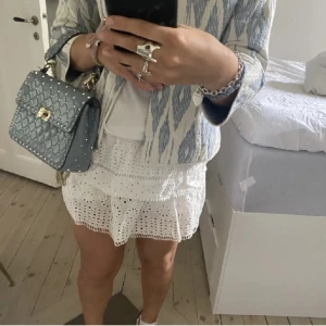 Volangkjol - Jättefin volangkjol från zara! Inga defekter men jag har klippt av shortsen som var inbyggda🩷säljer då den inte passar mig längre (LÅNAD BILD)