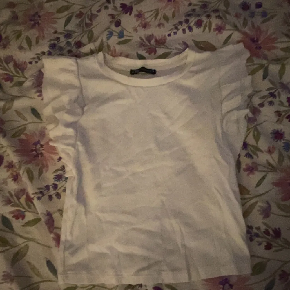 Säljer nu min volang topp från zara! Helt oanvänd och förtjänar att bli använd! Jättesöt, storlek L men passar mer S-L då den är stretchig!. Yläosat.