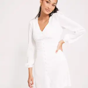 Kort vit klänning med knappar, knappt ingen stretch, Aldrig använd🩷