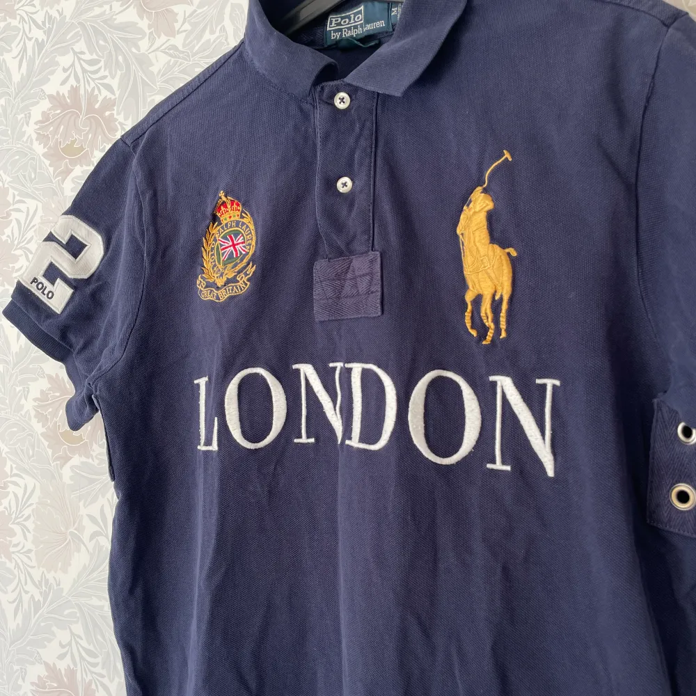 Ralph Lauren London Polo MEDIUM Pit to Pit - 51cm Length - 73cm. T-shirts.