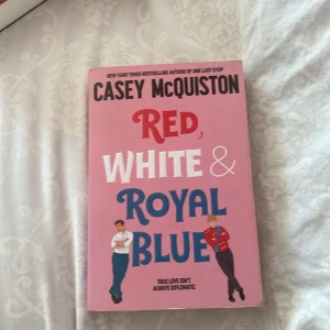 Red White and royal blue bok - Den här boken är på engelska och har inte blivit läst än.