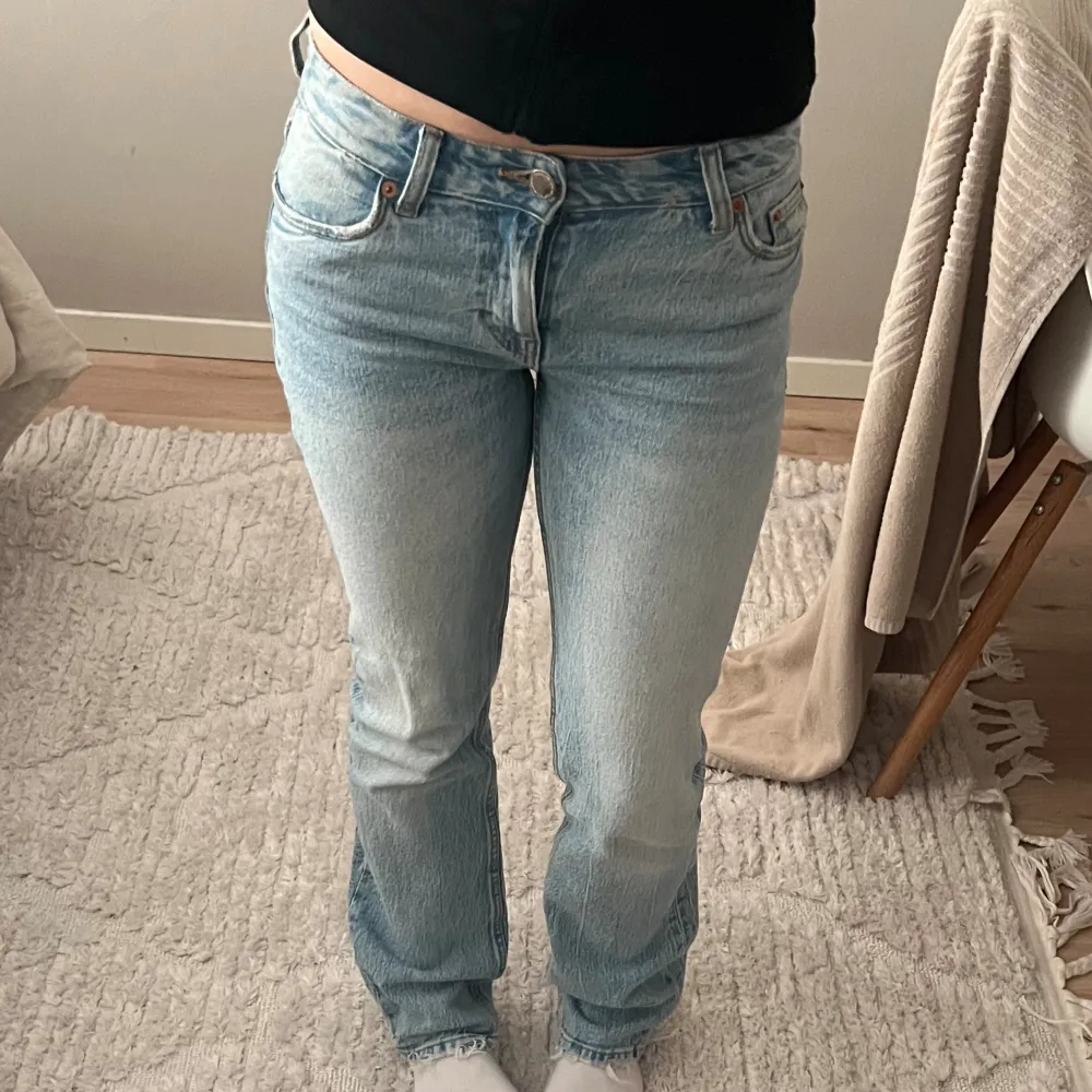 Säljer dessa super fina och sköna Lågmidjade jeans från pull and bear de är i storlek 32 men passar 34. De har inga defekter. Tryck gärna på köp nu 💕. Jeans & Byxor.