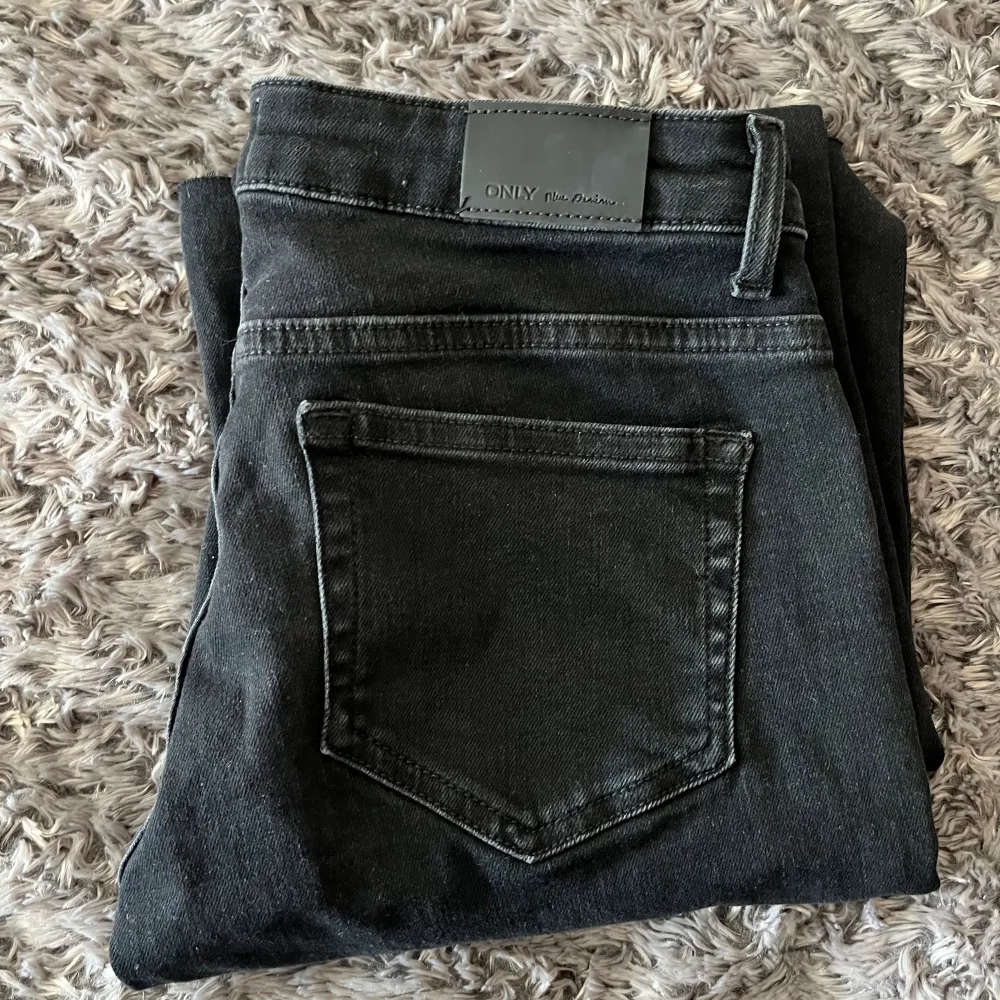 Svarta jeans som passar mig i  längden, jag är 1,63 men för stora i midjan därför kommer inte dem till användning . Jeans & Byxor.