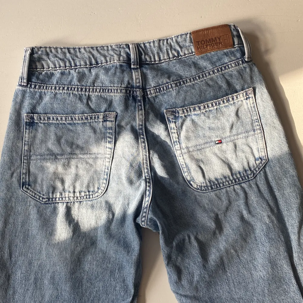 Säljer dessa fina Jeans från Tommy Hilfiger. Storleken är 176 junior men de motsvarar 28M 32L. Hör av dig om du har några funderingar. Mvh Viktor. Jeans & Byxor.